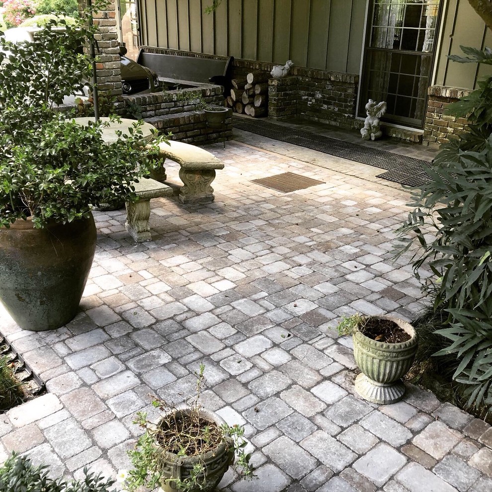 На фото: участок и сад на внутреннем дворе в классическом стиле с мощением тротуарной плиткой
