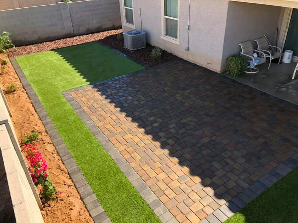 Moderner Garten hinter dem Haus mit Wüstengarten, direkter Sonneneinstrahlung und Pflastersteinen in Phoenix