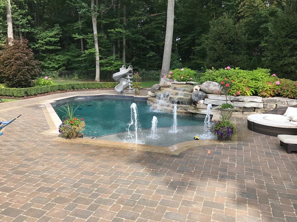 Свежая идея для дизайна: большой бассейн на заднем дворе с мощением клинкерной брусчаткой - отличное фото интерьера