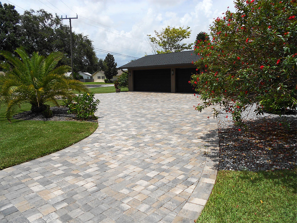 Inspiration for a large traditional full sun front yard stone driveway in Orange County.