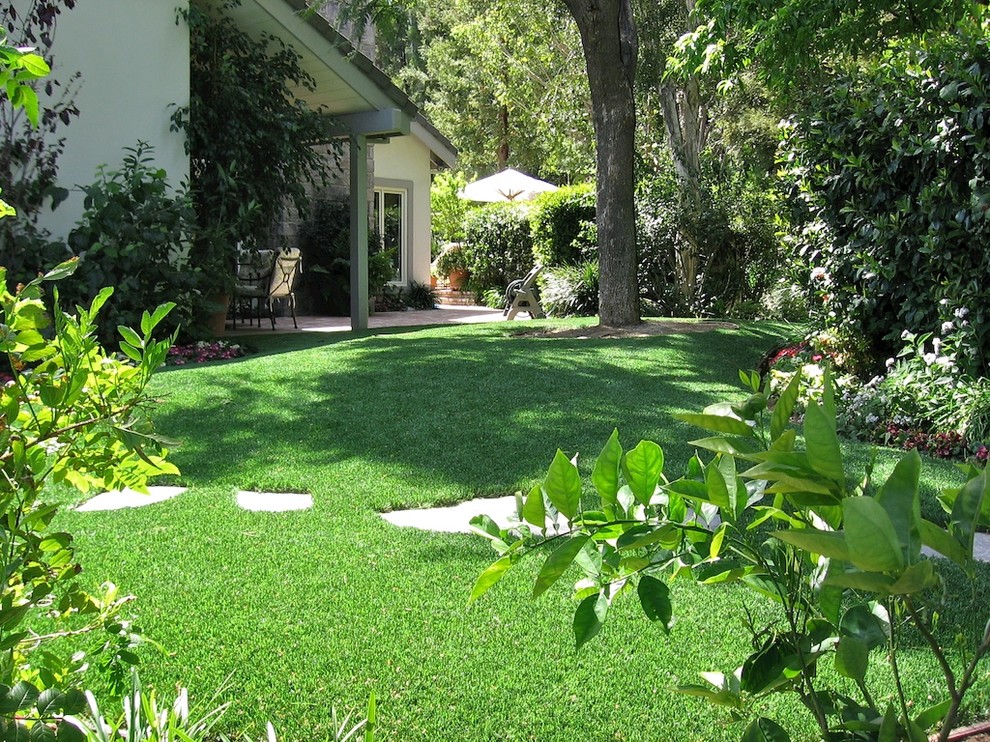 На фото: участок и сад среднего размера на заднем дворе в классическом стиле с покрытием из каменной брусчатки
