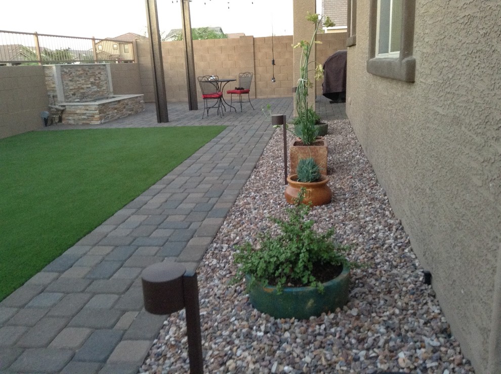 На фото: участок и сад на заднем дворе в стиле фьюжн с мощением тротуарной плиткой с