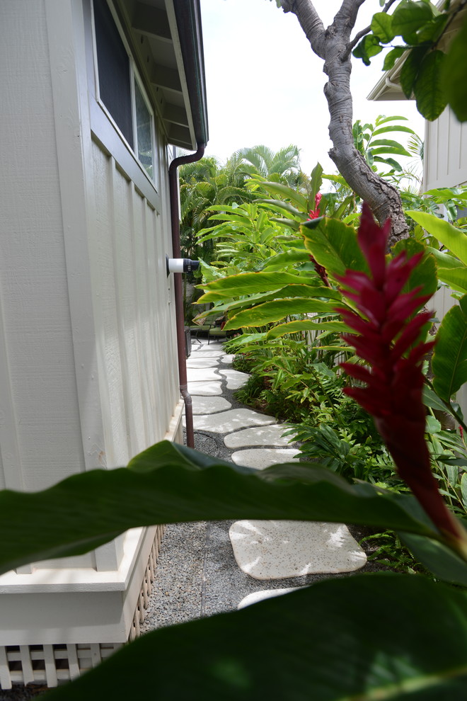 Ispirazione per un giardino formale tropicale esposto a mezz'ombra nel cortile laterale e di medie dimensioni in estate con pavimentazioni in cemento e un ingresso o sentiero