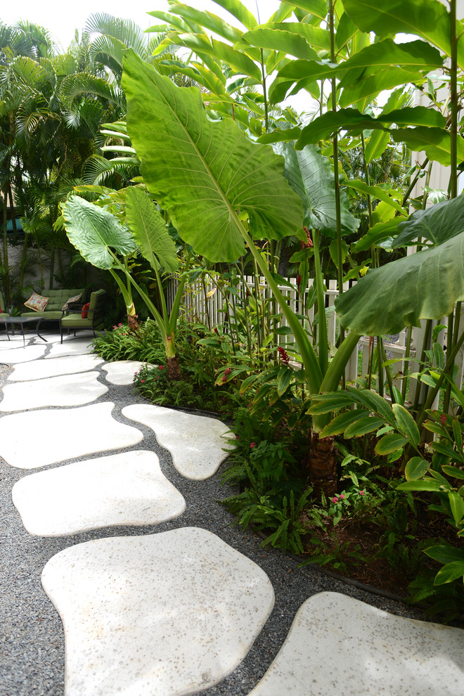 Ejemplo de camino de jardín exótico de tamaño medio en primavera en patio trasero con exposición parcial al sol y adoquines de piedra natural