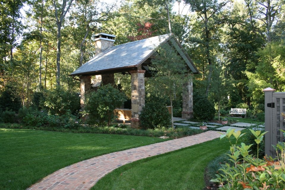 Immagine di un grande giardino chic in ombra dietro casa con un ingresso o sentiero e pavimentazioni in mattoni