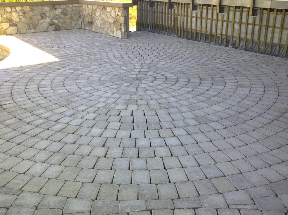 Paving stones Traditional Landscape Vancouver by Gemelli