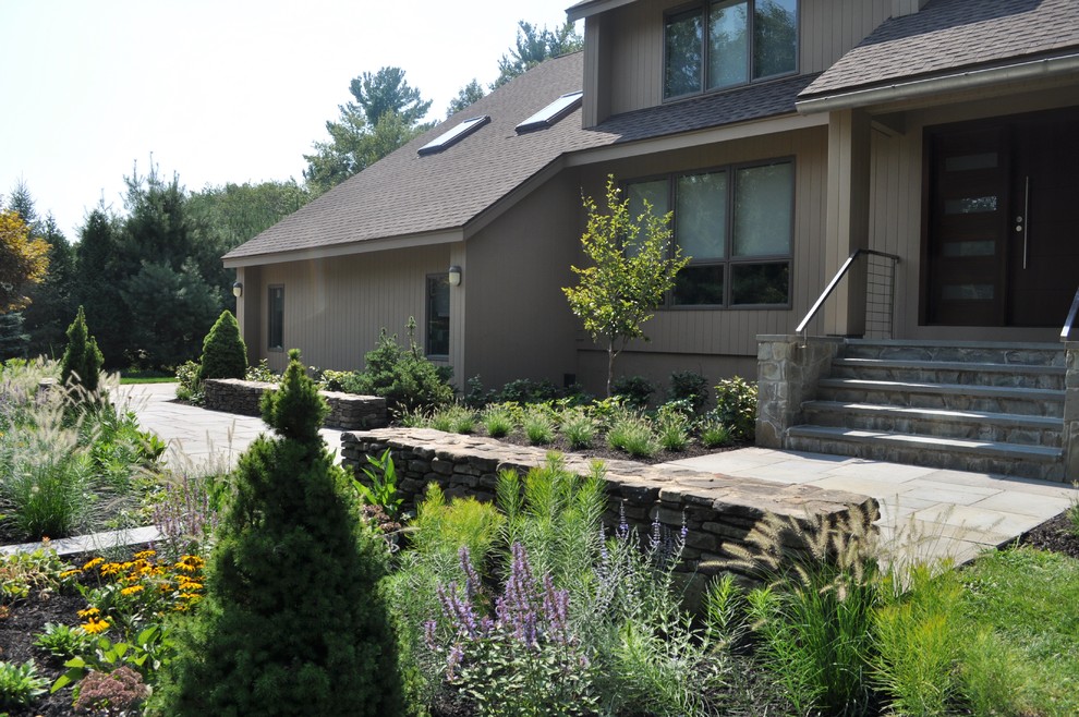Esempio di un giardino formale moderno esposto in pieno sole davanti casa con un ingresso o sentiero e pavimentazioni in pietra naturale