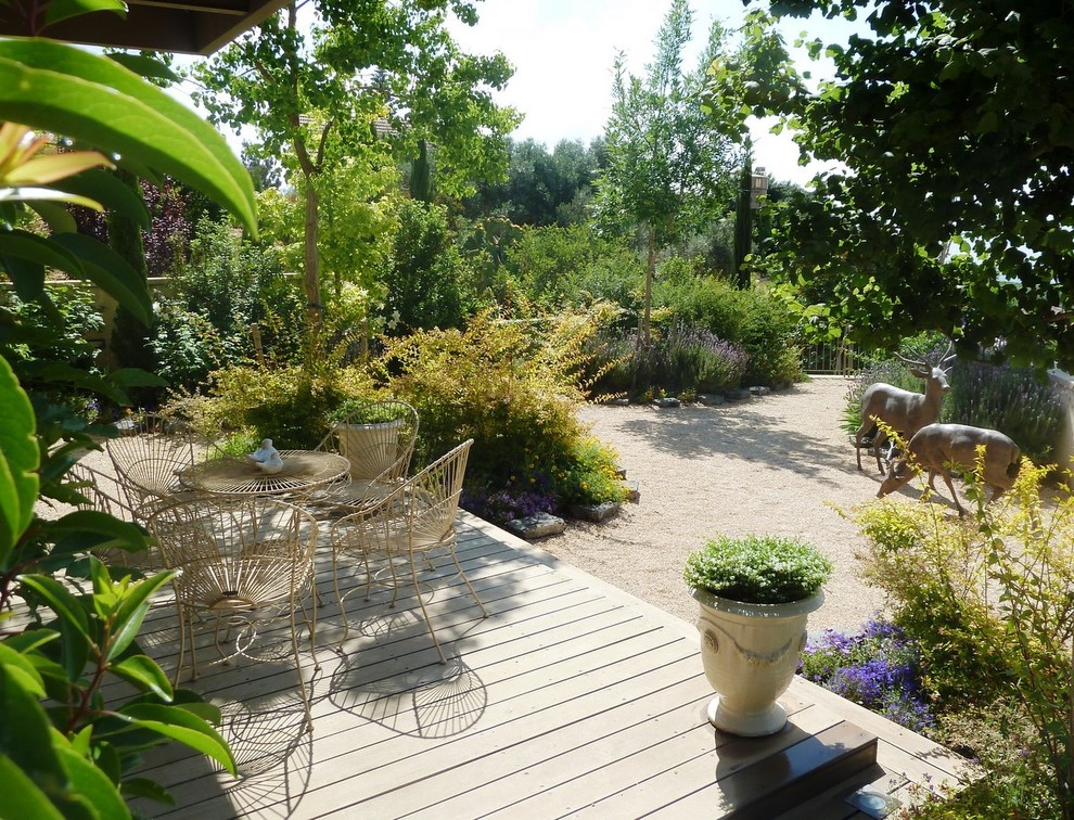Свежая идея для дизайна: участок и сад на заднем дворе в средиземноморском стиле с настилом - отличное фото интерьера