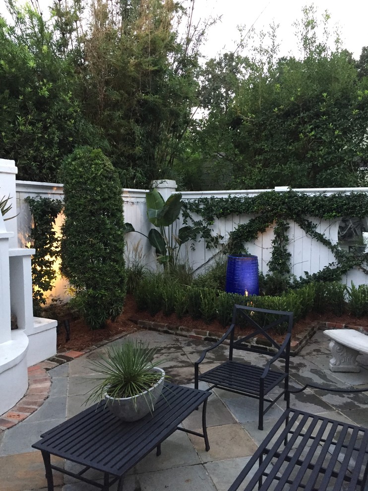 Mittelgroßer Klassischer Gartenkamin hinter dem Haus mit Betonboden in New Orleans
