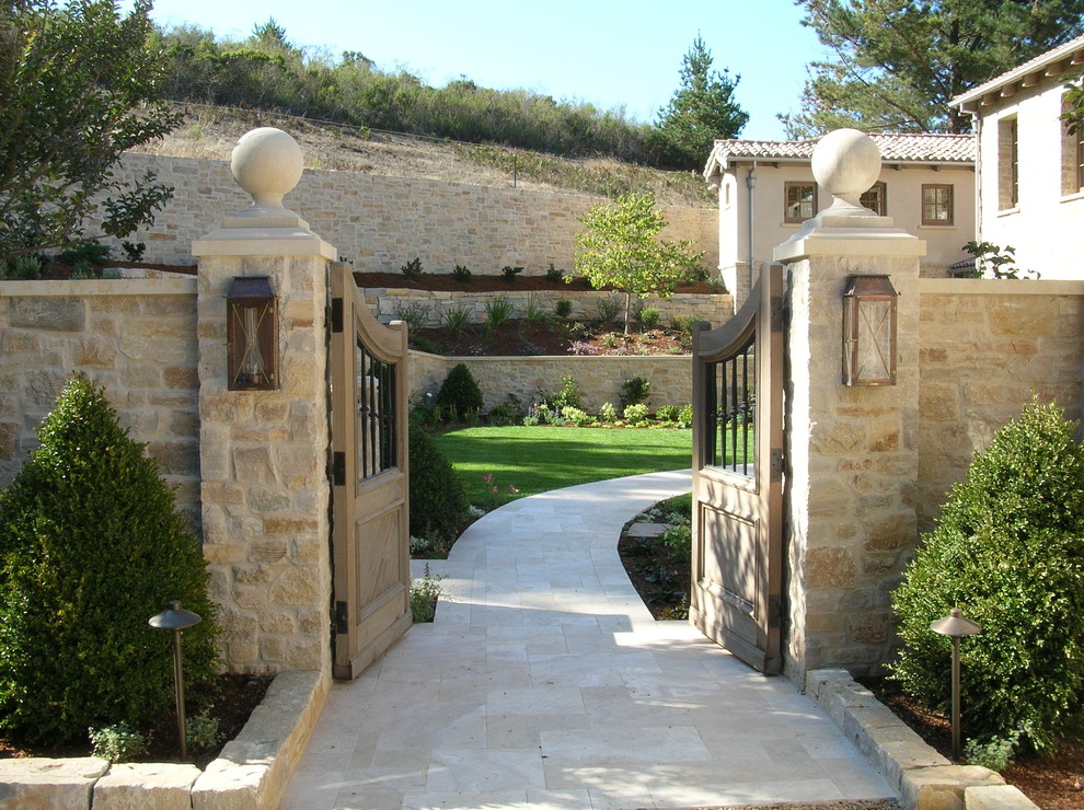 Идея дизайна: участок и сад в средиземноморском стиле с покрытием из каменной брусчатки и забором