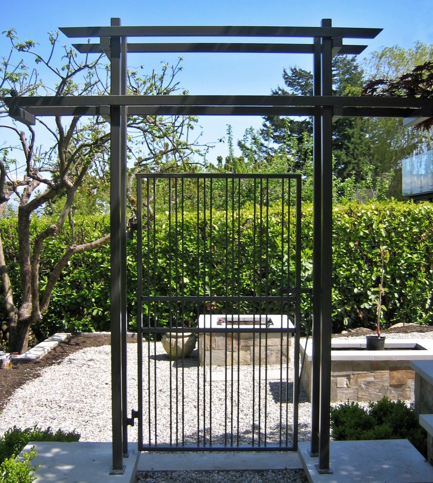 Immagine di un giardino formale design esposto a mezz'ombra di medie dimensioni e nel cortile laterale con un ingresso o sentiero e ghiaia