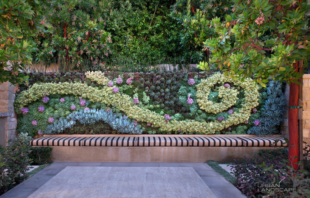 Geometrische, Große Klassische Gartenmauer hinter dem Haus mit Natursteinplatten in Orange County