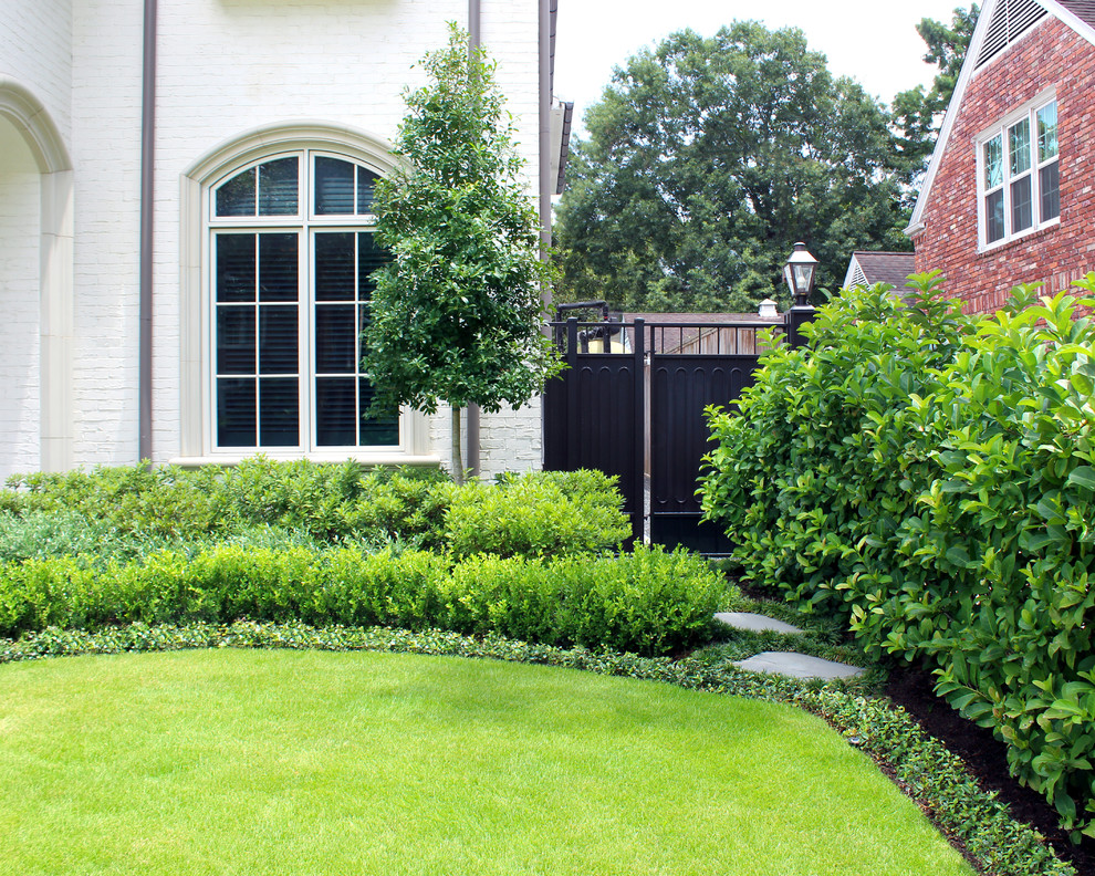 Pemberton Gardens Traditional Landscape Houston by Moss