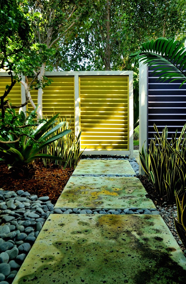 Стильный дизайн: участок и сад на заднем дворе в современном стиле с забором - последний тренд