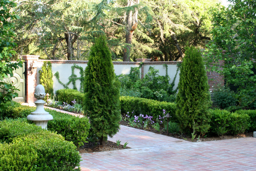 Diseño de jardín clásico en patio con jardín francés