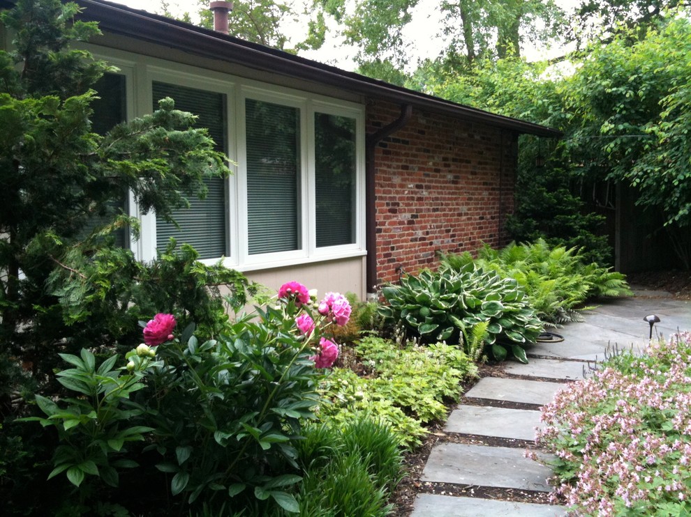 Cette photo montre un petit aménagement d'entrée ou allée de jardin avant chic au printemps avec une exposition partiellement ombragée et des pavés en pierre naturelle.