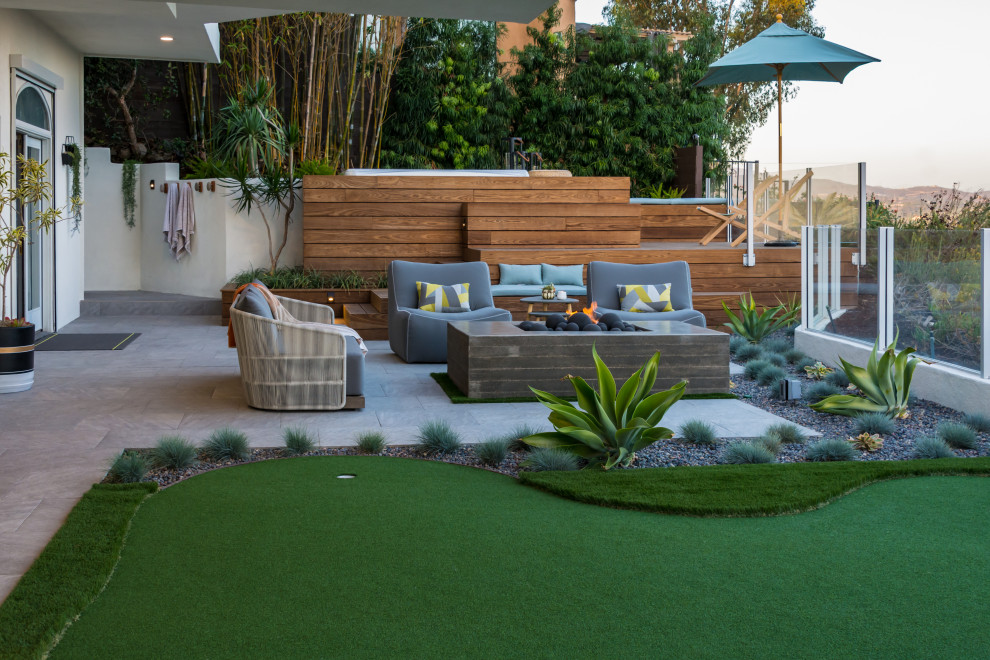 This is an example of a medium sized contemporary back xeriscape full sun garden in San Diego.