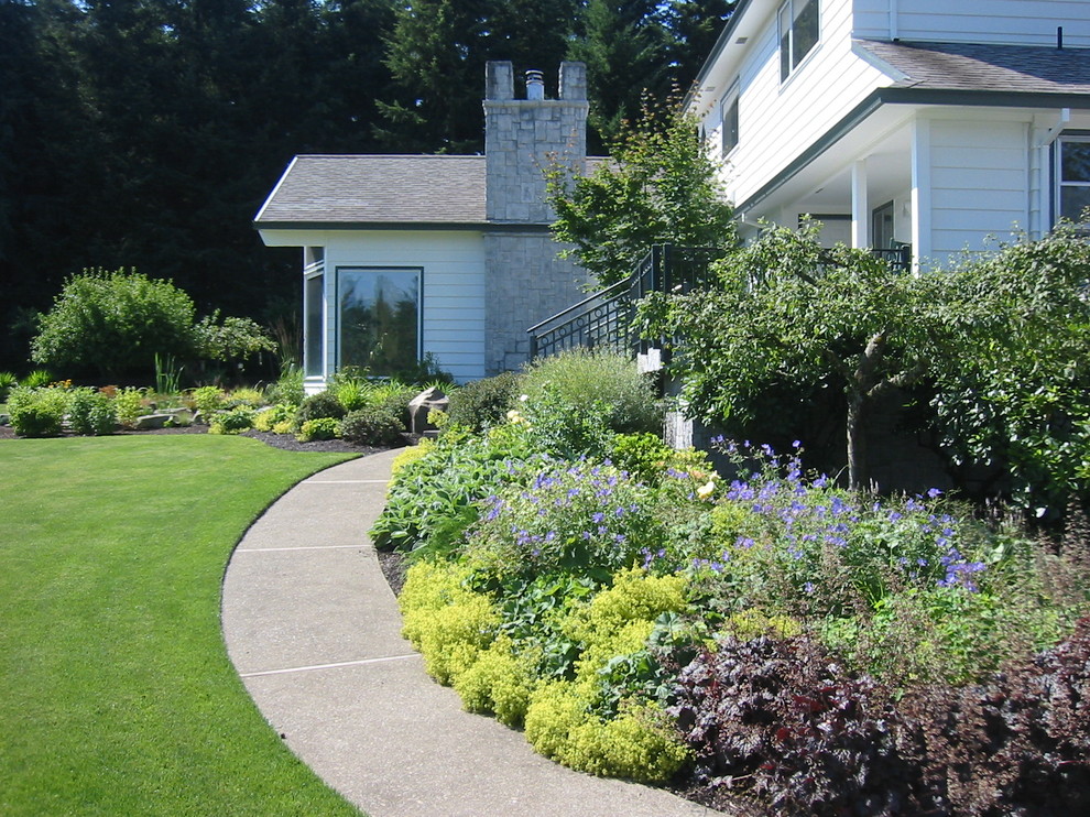 На фото: солнечный участок и сад в классическом стиле с хорошей освещенностью