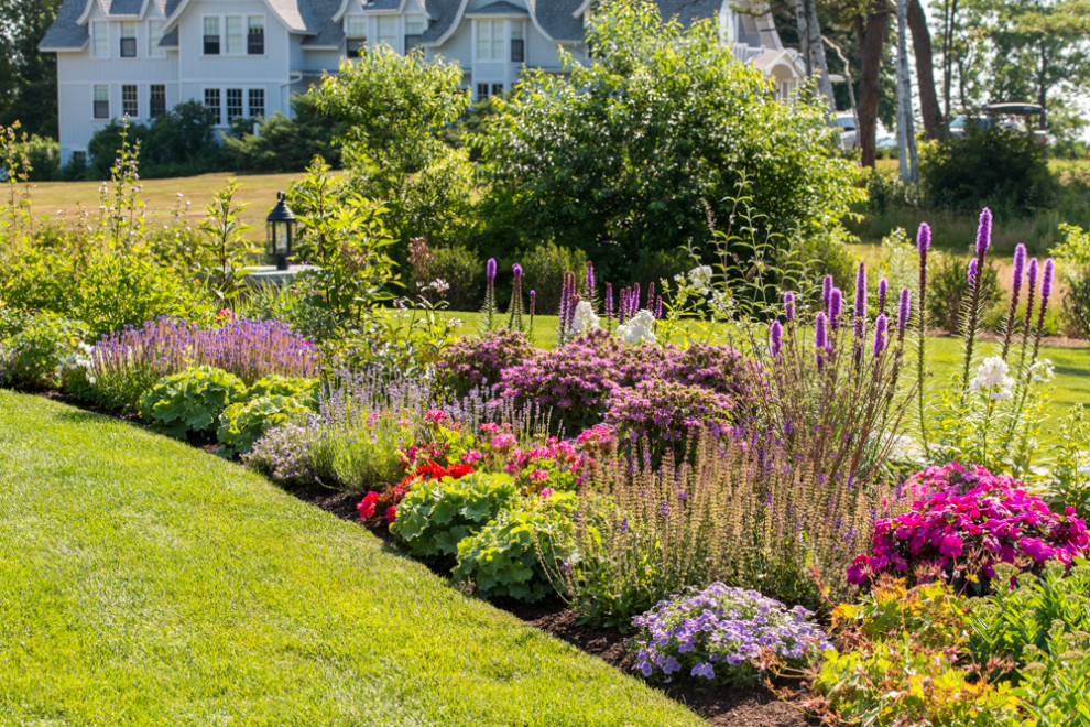 Geometrischer, Großer Klassischer Garten hinter dem Haus mit Blumenbeet und direkter Sonneneinstrahlung in New York