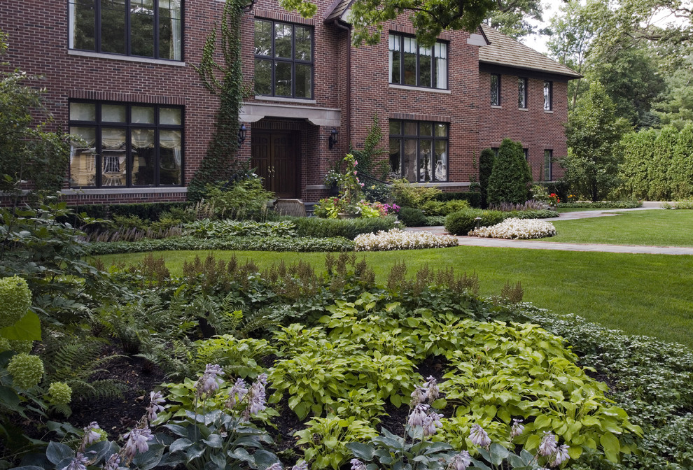 This is an example of a traditional partial sun front yard brick landscaping in Chicago.