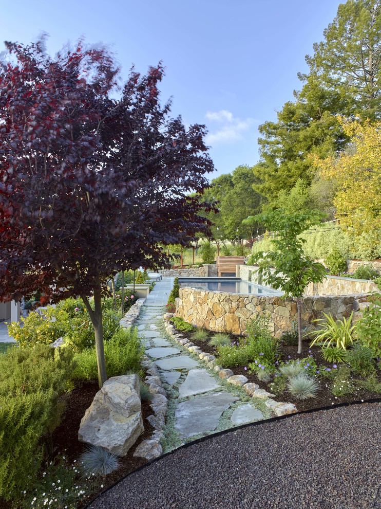 Exemple d'un jardin chic avec des pavés en pierre naturelle.