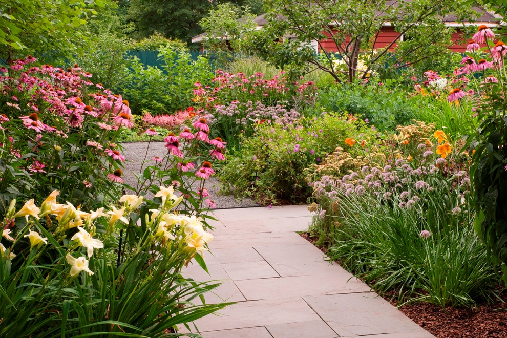 Immagine di un grande giardino formale minimal esposto a mezz'ombra dietro casa con un ingresso o sentiero e pavimentazioni in cemento