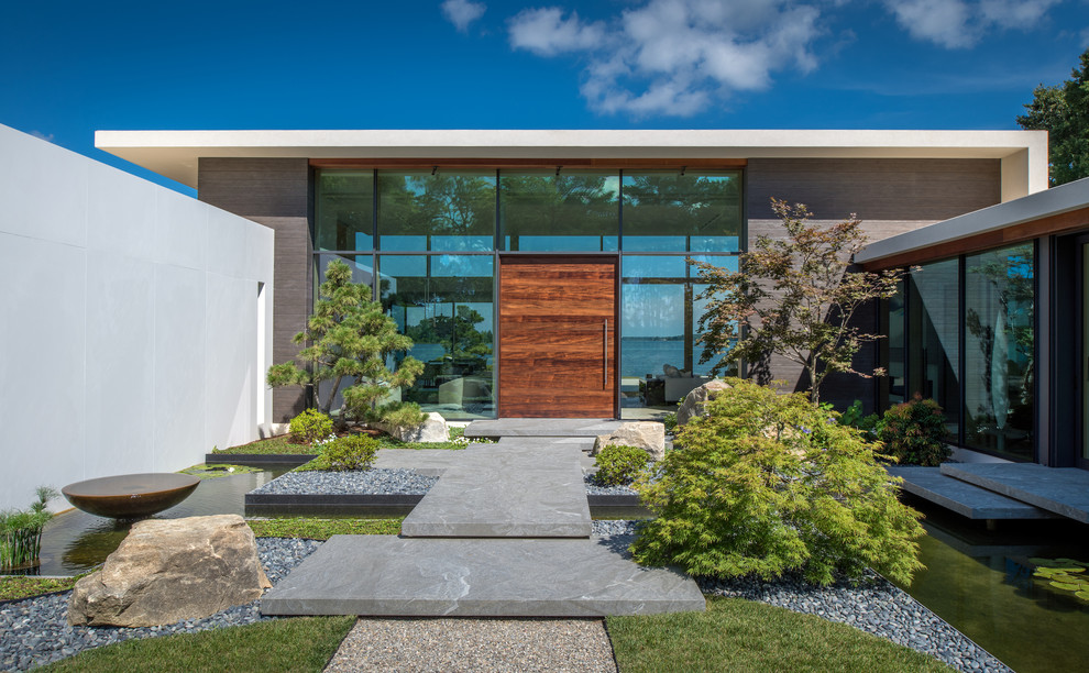 Idee per un giardino minimalista davanti casa in estate con un ingresso o sentiero e pavimentazioni in pietra naturale