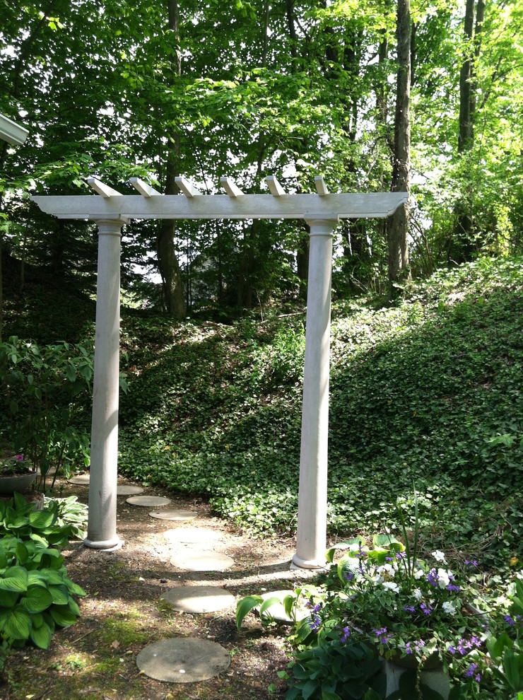 Traditional sloped fully shaded garden steps in Cleveland.