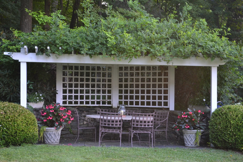 Ispirazione per un giardino formale country esposto a mezz'ombra di medie dimensioni e dietro casa in estate con pavimentazioni in pietra naturale
