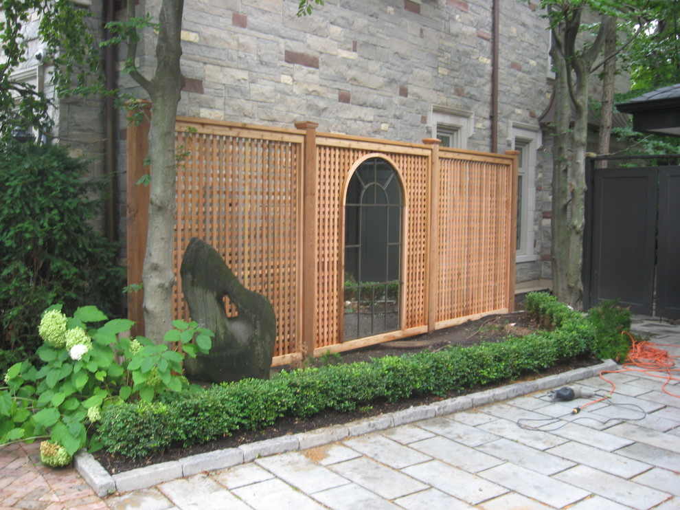 Cette photo montre un petit jardin arrière chic au printemps avec une exposition ensoleillée et une terrasse en bois.