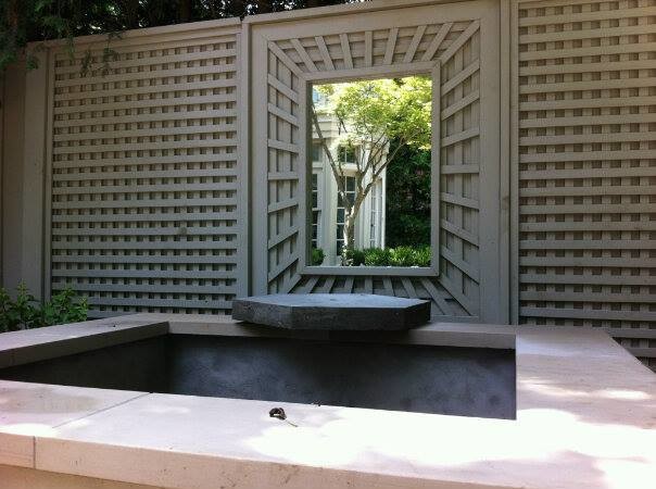 Ispirazione per un piccolo giardino american style in ombra dietro casa in primavera con fontane