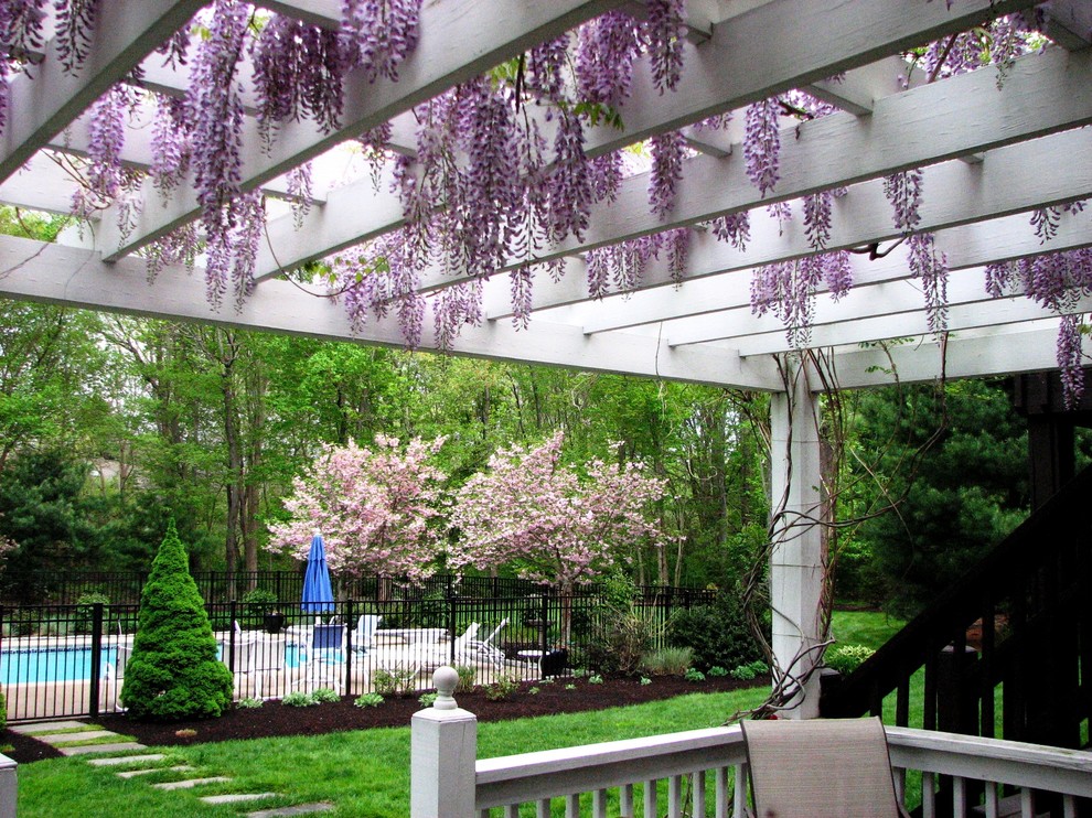 Immagine di un giardino classico esposto a mezz'ombra dietro casa in primavera con pedane