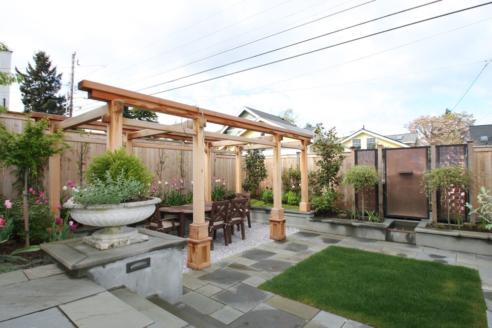 Mittelgroßer, Geometrischer Rustikaler Garten hinter dem Haus mit direkter Sonneneinstrahlung und Natursteinplatten in Seattle