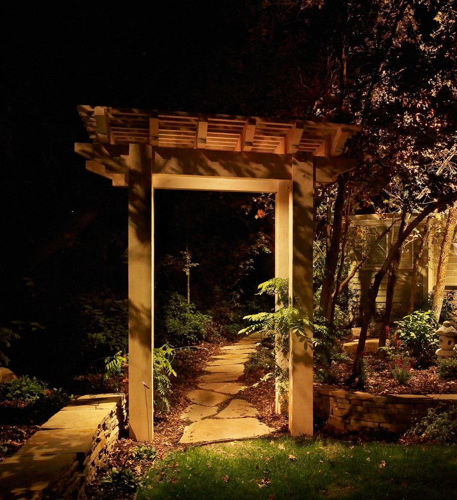 Idee per un piccolo giardino stile rurale esposto a mezz'ombra nel cortile laterale in estate con un ingresso o sentiero e pavimentazioni in pietra naturale