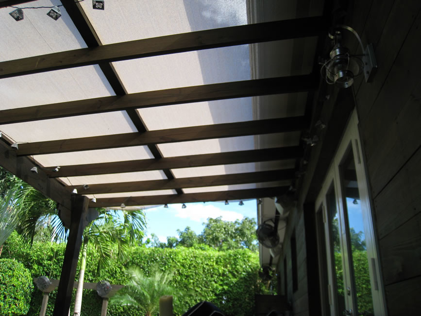 Geometrischer, Kleiner Moderner Garten hinter dem Haus mit Sichtschutz in Miami