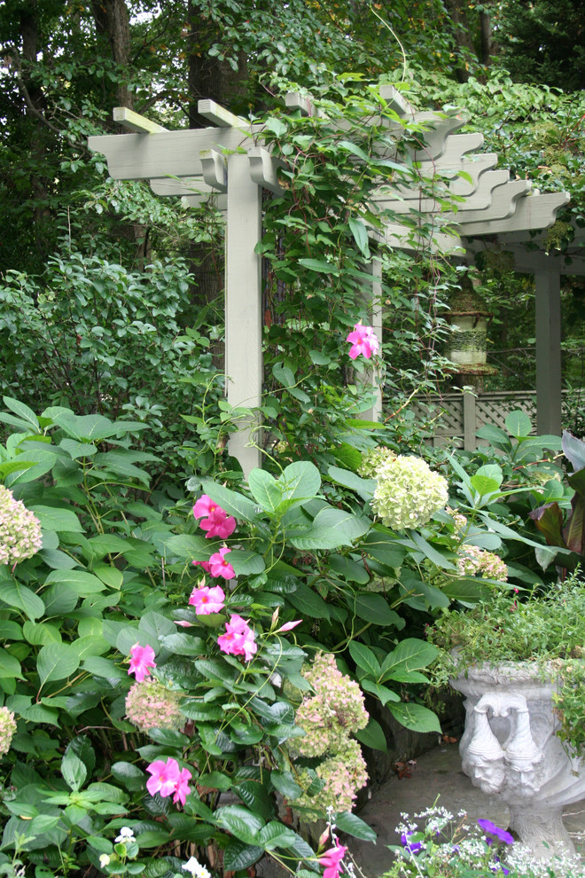 Diseño de jardín contemporáneo de tamaño medio en verano en patio trasero con jardín vertical, exposición reducida al sol y adoquines de piedra natural