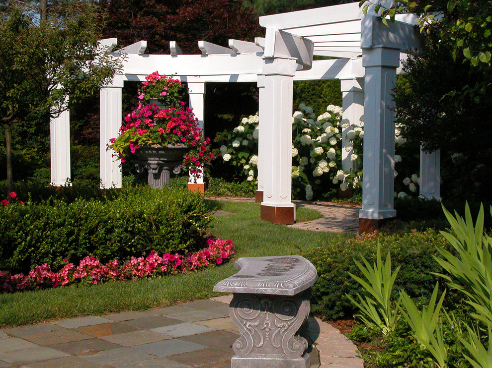 На фото: большой регулярный сад на заднем дворе в классическом стиле с садовой дорожкой или калиткой, полуденной тенью и покрытием из каменной брусчатки с