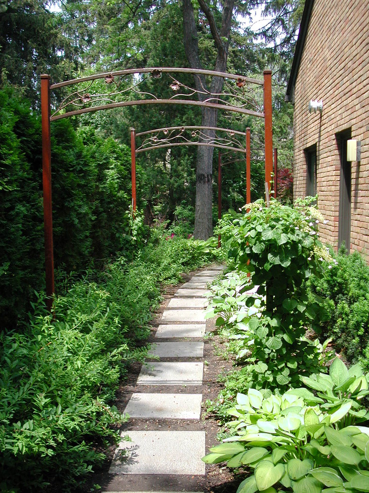 Idée de décoration pour un grand jardin arrière design avec une exposition partiellement ombragée et des pavés en pierre naturelle.