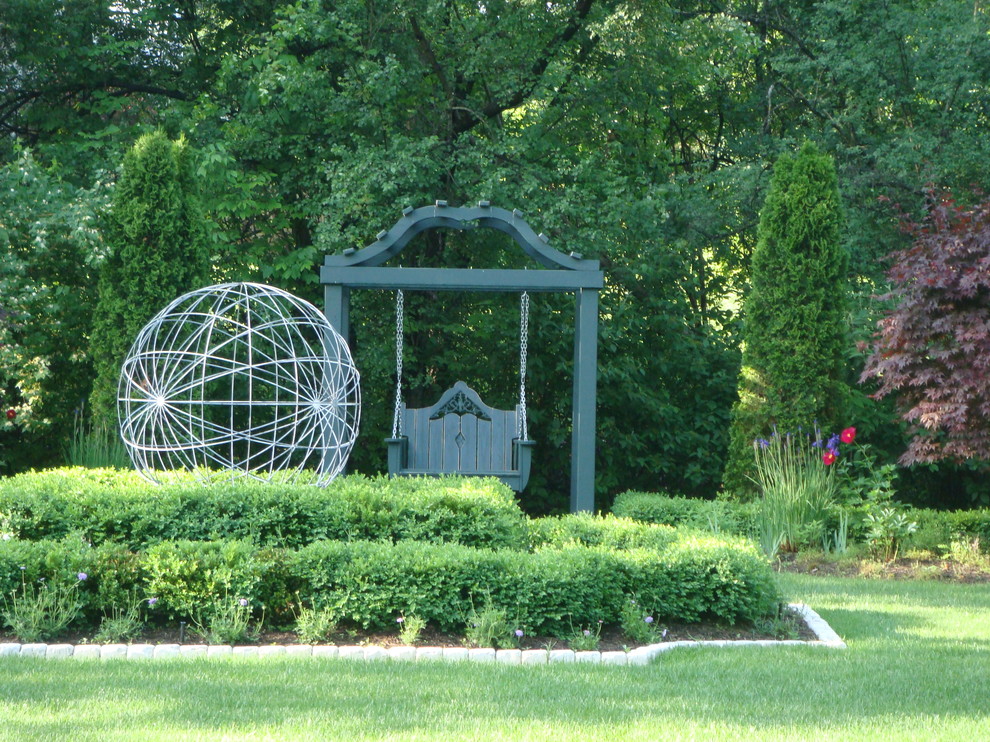 Geometrischer, Großer, Halbschattiger Klassischer Garten hinter dem Haus mit Natursteinplatten und Pergola in Detroit