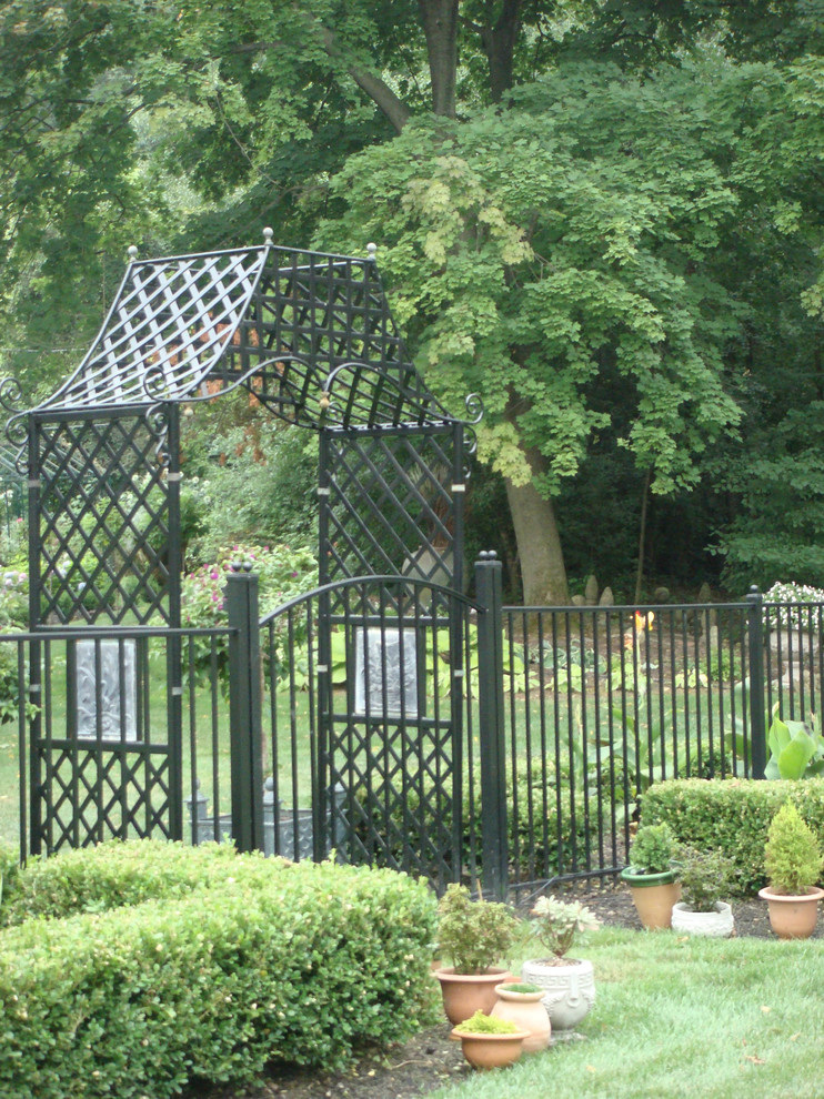 Источник вдохновения для домашнего уюта: большой регулярный сад на заднем дворе в классическом стиле с полуденной тенью и покрытием из каменной брусчатки