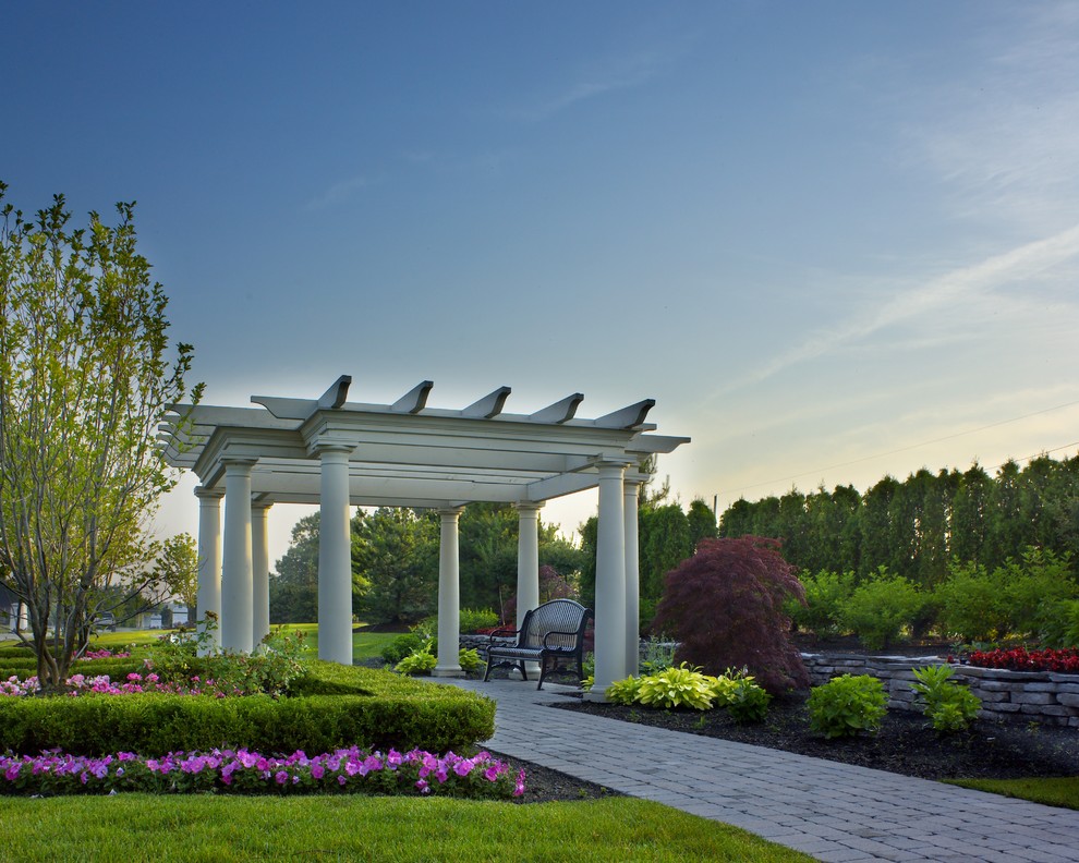 Esempio di un grande giardino formale tradizionale esposto a mezz'ombra dietro casa con un ingresso o sentiero e pavimentazioni in pietra naturale