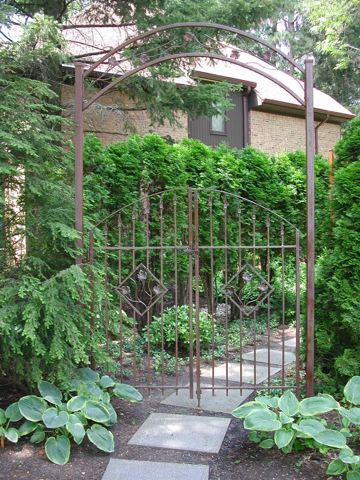 Стильный дизайн: большой регулярный сад на заднем дворе в классическом стиле с садовой дорожкой или калиткой, полуденной тенью и покрытием из каменной брусчатки - последний тренд