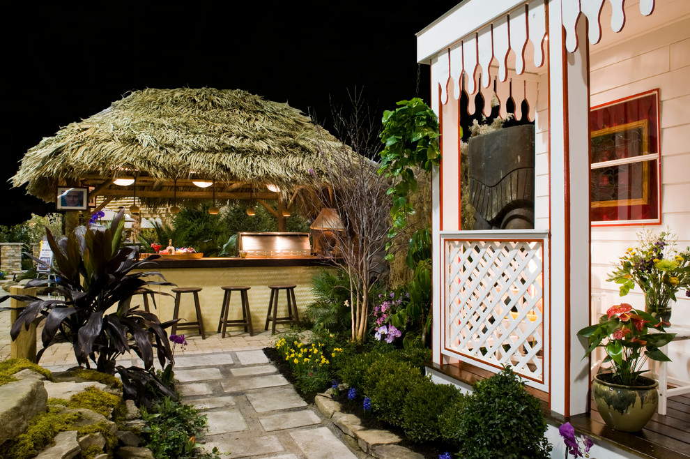 クリーブランドにあるトロピカルスタイルのおしゃれなテラス・中庭の写真