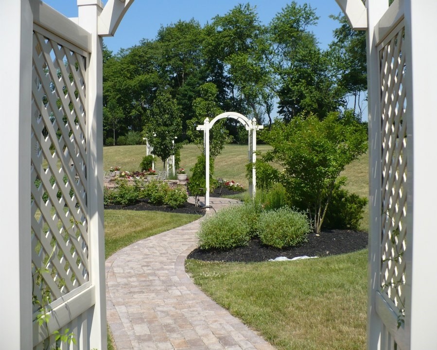 Cette image montre un jardin arrière ethnique de taille moyenne et l'été avec une exposition ensoleillée et des pavés en brique.