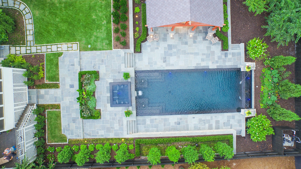 Esempio di un grande giardino american style dietro casa con pavimentazioni in pietra naturale
