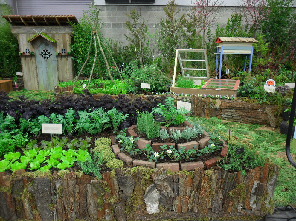 На фото: маленький участок и сад в стиле фьюжн для на участке и в саду с