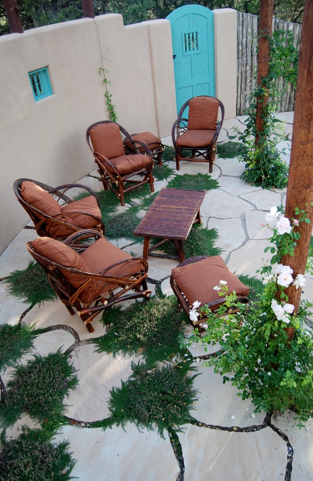 Diseño de patio mediterráneo pequeño en patio trasero