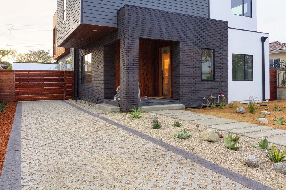 Источник вдохновения для домашнего уюта: участок и сад среднего размера на переднем дворе в современном стиле с мощением тротуарной плиткой
