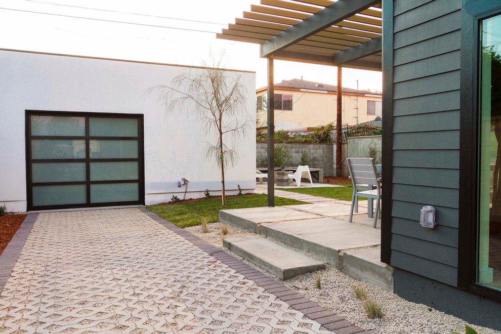 На фото: участок и сад среднего размера на заднем дворе в современном стиле с мощением тротуарной плиткой