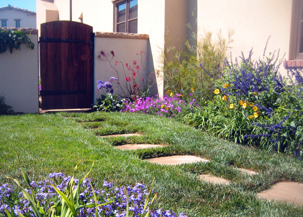 Geometrischer, Kleiner Klassischer Gartenweg hinter dem Haus, im Sommer mit direkter Sonneneinstrahlung und Pflastersteinen in Santa Barbara